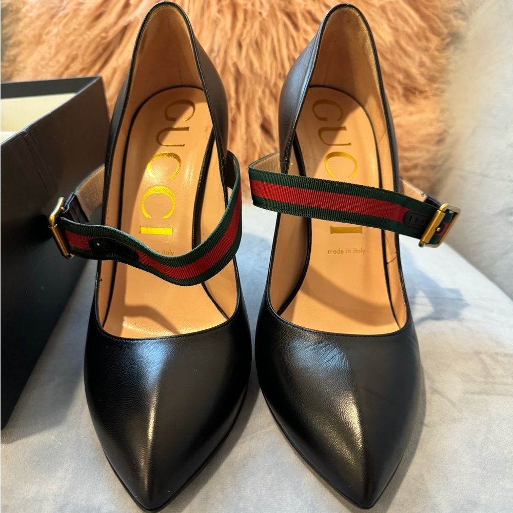 Never worn Gucci Sylvie pump